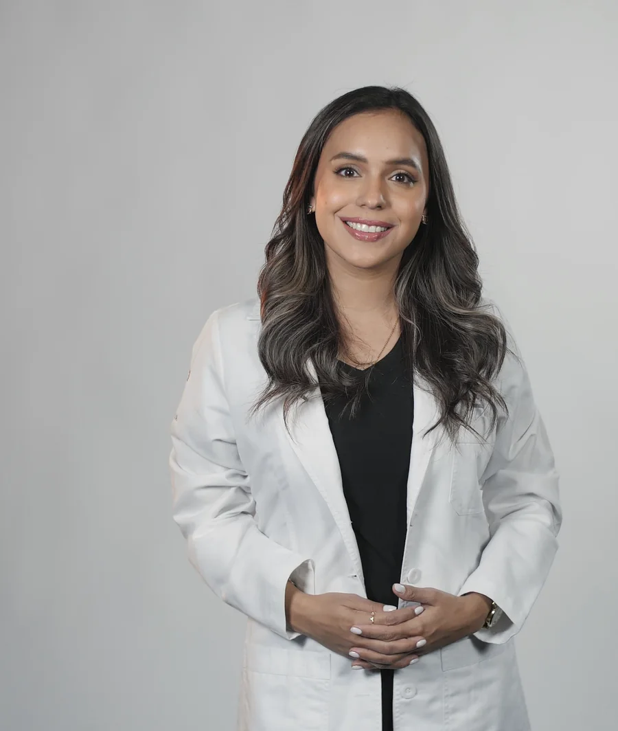 La Dra. Abril Zúñiga con bata blanca